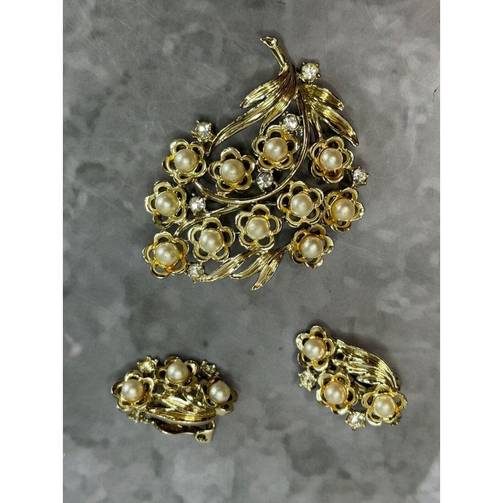 Vintage Designer Signed STAR Faux Pearl Rhinestone Brooch and Clip On Earrings - Picture 4 of 6